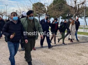 Ένταση στην παραλία της Θεσσαλονίκης – Πιστοί έριξαν τον Σταυρό στη θάλασσα και τους προσήγαγε η Αστυνομία