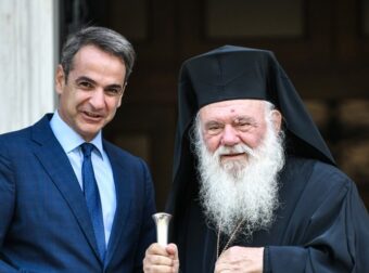 Μητσοτάκης προς Ιερώνυμο: «Να βοηθήσει και η Εκκλησία, για να πείσουμε τους καχύποπτους να εμβολιαστούν»