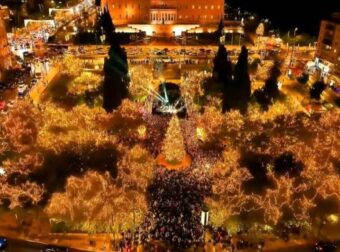 Μύρισε Χριστούγεννα στην καρδιά της Αθήνας: Άναψαν τα 24.000 φωτάκια στο χριστουγεννιάτικο δέντρο στο Σύνταγμα