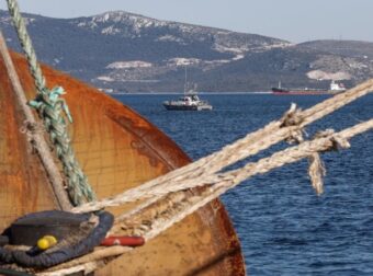 Στιγμές αγωνίας για 41 επιβάτες και 8 μέλη πληρώματος πλοίου στη Ρόδο – Προσέκρουσε στο λιμάνι σου νησιού