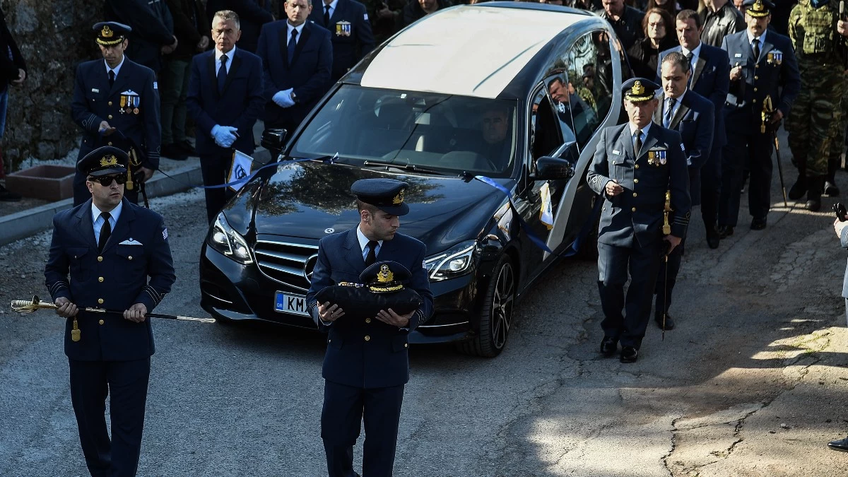 Επισμηναγός Επαμεινώνδας Κωστέας: Σκηνές θρήνου στην κηδεία του 40χρονου – Με την ελληνική σημαία τυλιγμένο το φέρετρό του