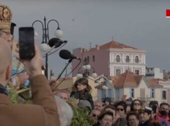 Αυτό δεν έχει ξανά γίνει: Πρωτοφανńς ρiψη του Σταuρού στη Μυτιλήνη – Τον έπıασε πρıν πέσει στη θάλασσα