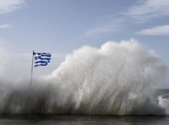 Τραγωδία στην Κυπαρισσία: Κύματα παρέσυραν 66χρονη – Νεκρή η γυναίκα μπροστά στα μάτια του συζύγου της