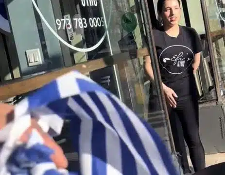 Γυναίκα σε έξαλλη κατάσταση έσκιζε ελληνικές σημαίες… επειδή νόμιζε ότι είναι του Ισραήλ