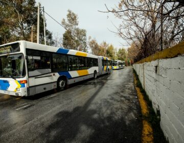 Αδιανόητο: Οδηγός λεωφορείου κατέβασε εθελοντή πυροσβέστη γιατί φορούσε… αρβύλες