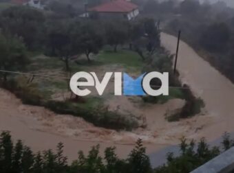 Συναγερμός στην Εύβοια: Ποτάμια οι δρόμοι, βγήκαν οι μπουλντόζες, «βούλιαξε» από τις βροχές το χωριό