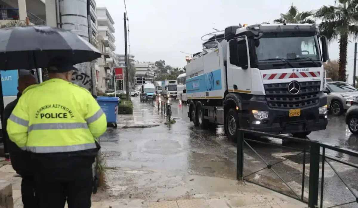 EKTAKTO TΩΡΑ Πλημμύρισε πασίγνωστη Λεωφόρος της Αθήνας με βοθρολύματα ▼