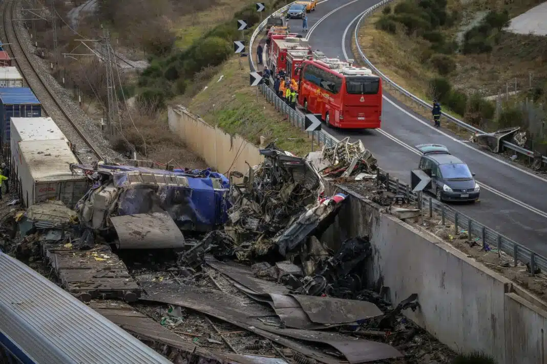 Τέμπη: Τα κρίσιμα λάθη της τραγωδίας με τους 57 νεκρούς – Ο άπειρος σταθμάρχης, το κλειδί και το μπάζωμα της περιοχής