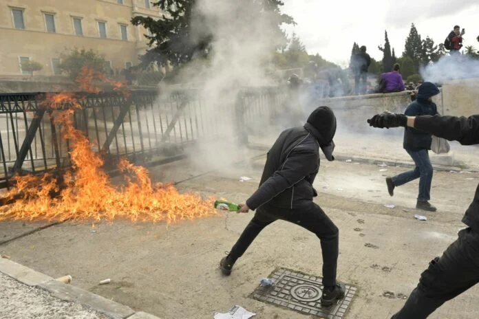 Συγκέντρωση για Τέμπη – Σύνταγμα: Ένταση με ρίψη κροτίδων – Στο σημείο δυνάμεις των ΜΑΤ